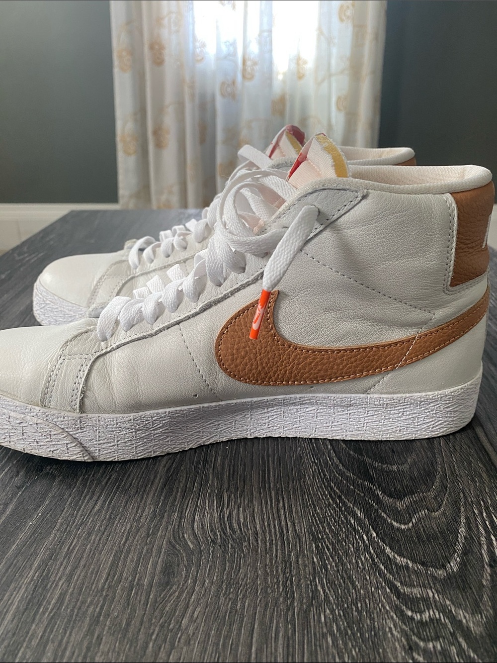 Nike Mens Mid-Top Sneakers. (Or Women) - Picture 5 of 16